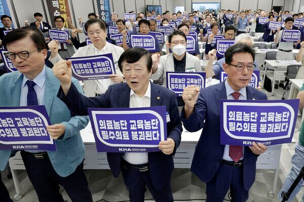 지난 8월 31일 서울 용산구 대한의사협회에서 열린 임시대의원총회에서 김교웅 대의원회 의장을 비롯한 참석자들이 의대 정원 증원 저지-필수의료 패키지 대응-간호법 저지를 위한 구호 제창을 하고 있다. /뉴시스