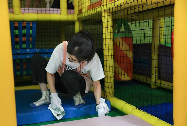 윤석열 대통령 부인 김건희 여사가 15일 서울 은평구 장애아동거주시설인 다움장애아동지원센터를 방문해 어린이 놀이기구를 청소하고 있다. /대통령실