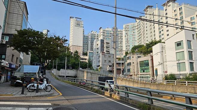 지난 10일 방문한 서울 종로구 창신동23번지 일대에서 바라본 동망봉 터널. 터널로 이어지는 4차선 도로 왼편이 창신동, 오른편이 숭인동으로 이 일대는 재개발 사업을 통해 2000여가구의 아파트 단지로 거듭날 예정이다./조은임 기자