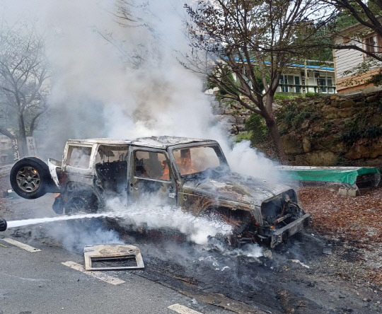 지난 14일 오후 1시 32분쯤 충남 서산시 인지면 성리의 한 도로를 달리던 외제 SUV 차량에 화재가 발생해 소방당국이 진압하는 모습. 서산소방서 제공.