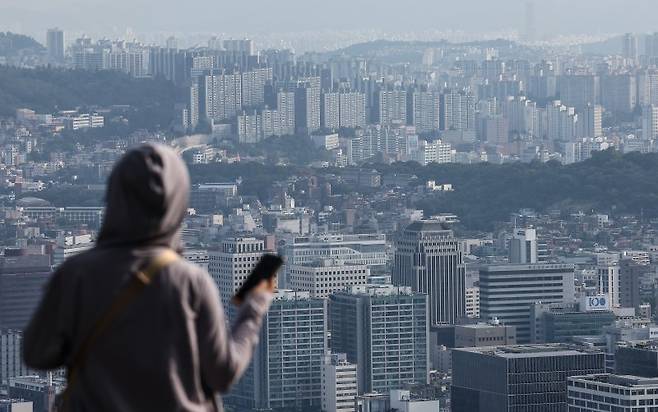 [서울=뉴시스] 김근수 기자 = 20일 서울 중구 남산에서 서울 시내 아파트와 주택 단지가 보이고 있다. 2024.08.20. ks@newsis.com /사진=뉴시스