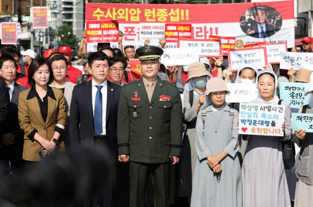 채 상병 순직 사건을 수사하다가 보직 해임된 박정훈 전 해병대 수사단장(대령)이 3일 오전 서울 용산구 중앙지역군사법원에서 열리는 항명과 상관 명예훼손 혐의에 대한 7차 공판 출석에 앞서 기자회견에 참석해 있다. 뉴시스