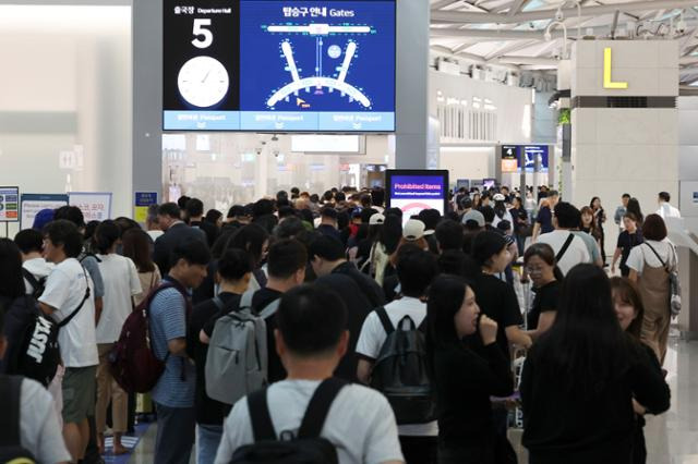 추석 연휴를 앞둔 12일 오후 인천국제공항 1터미널 출국장이 해외여행을 떠나려는 여행객들로 붐비고 있다. 뉴스1