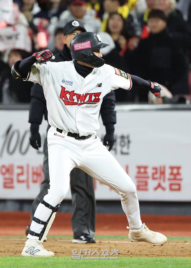 2023 KBO 프로야구 포스트시즌 kt위즈와 LG트윈스의 한국시리즈 3차전 경기가 10일 오후 경기도 수원 kt위즈파크에서 열렸다. 5회말 1사 2,3루 대타 김민혁이 1타점 적시타를 치고 1루에서 기뻐하고 있다. 수원=김민규 기자 mgkim1@edaily.co.kr /2023.11.10/