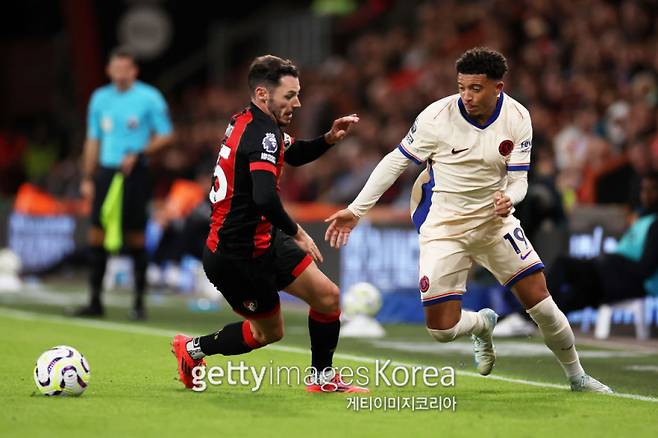 첼시 산초가 15일 바이탈리티 스타디움에서 열린 본머스와의 2024~25 EPL 4라운드 후반에 교체 투입된 뒤 드리블을 시도하고 있따다. 사진=게티이미지