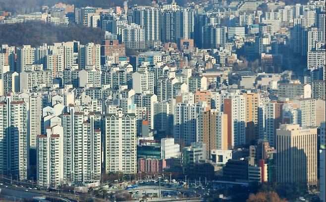 <yonhap photo-1526="">서울 여의도 63아트 전망대에서 바라본 서울 시내의 아파트 모습. 연합뉴스</yonhap>