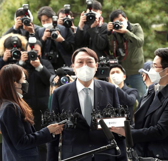 윤석열 당시 검찰총장이 2021년 3월 서울 서초동 대검찰청에서 사퇴 입장을 밝히고 있다. 연합뉴스