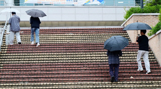 ▲ 춘천의 한 대학교에서 학생들이 이동하고 있다. 강원도민일보 자료사진