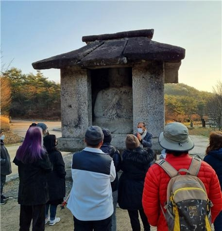 ▲운주사 석조불감 앞에서 해설하는 서순복 교수