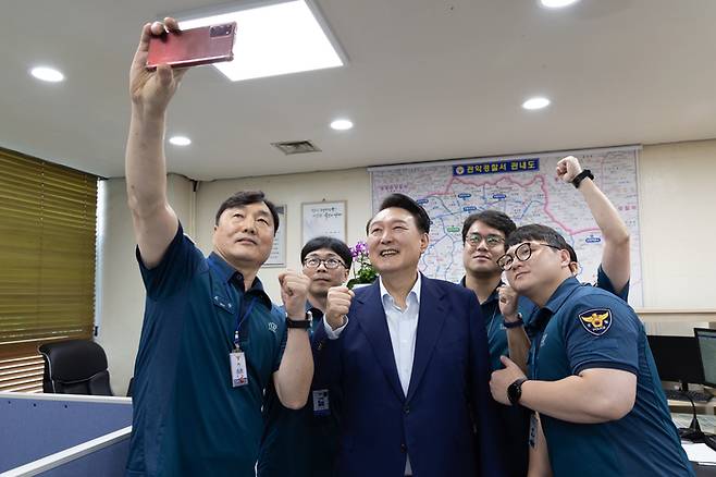 윤석열 대통령이 경찰관들을 격려한 뒤 함께 셀카를 촬영하고 있다. 대통령실 제공