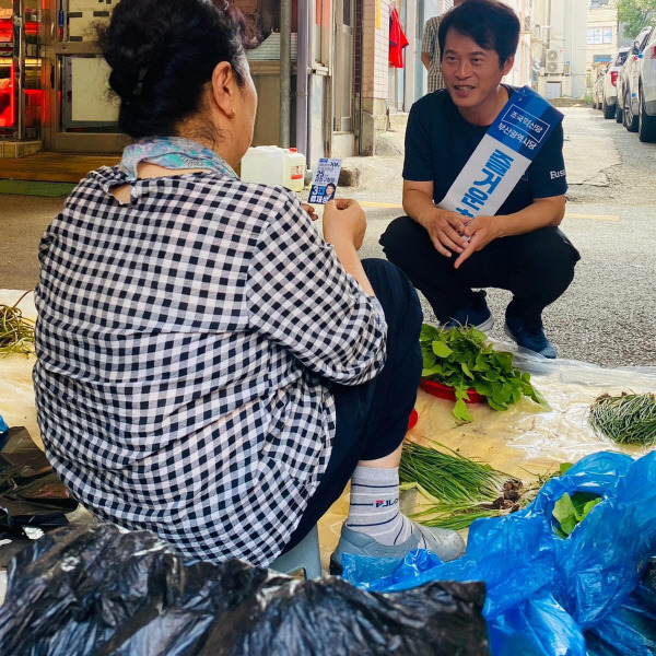 지난 14일 금정구 부곡시장을 찾은 조국혁신당 류제성 후보. 류제성 후보 제공