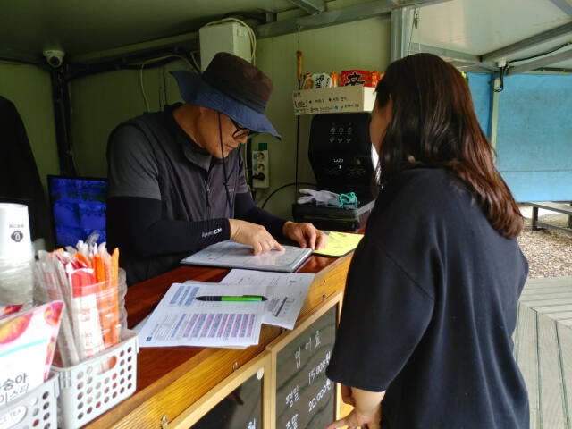 경기도가 낚시터 291개를 대상으로 안전관리와 운영실태를 점검한 결과 구명조끼, 소화기 등 안전기준 부적합 사항 9건과 무허가 영업 1건을 적발했다. 사진은 안전점검 모습. 경기도 제공