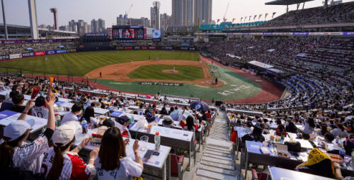 한국 프로야구가 출범 43년 만에 사상 첫 1천만 관중 시대를 15일 열었다. 사진은 지난 3월 23일 수원 케이티위즈파크에서의 KT 위즈 시즌 홈 개막전 전경. 경기일보DB