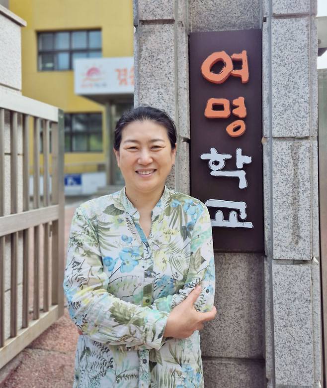 조명숙 여명학교 교장이 교문 앞에서 사진촬영하고 있다. 여명학교는 지난해 강서구의 한 폐교 부지에 자리잡았지만 주민들의 민원 등을 우려해 3개월 간 현판을 달지 않았다. [박재영 기자]