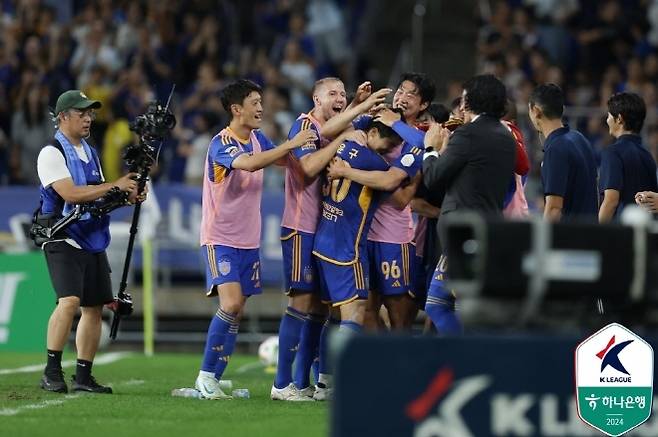 강윤구의 득점을 축하해 주고 있는 울산 선수들. 사진=한국프로축구연맹