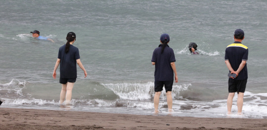 제주 지역에 69일째 열대야 현상이 발생한 15일 아침 제주시 삼양해수욕장을 찾은 시민들이 해수욕을 즐기고 있다. 연합뉴스