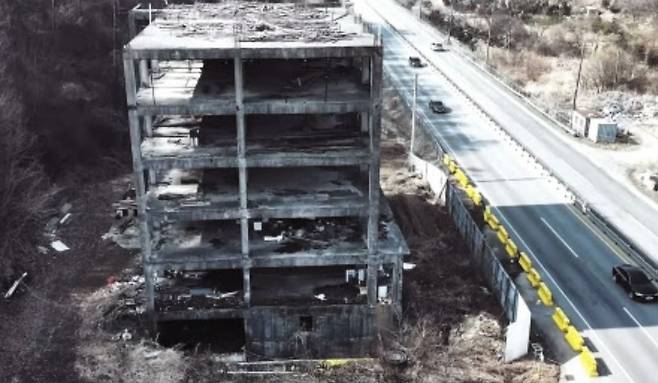 경기도 양평군 한 폐건물을 드론으로 촬영한 모습. [이건욱 PD]