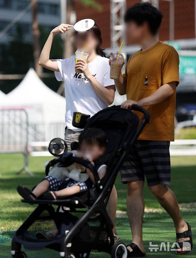 [서울=뉴시스] 홍효식 기자 = 서울 전 지역에 폭염주의보가 발령된 15일 서울 중구 서울시청 인근에서 시민들이 아이스 커피, 부채 등을 들고 이동하고 있다. 2024.09.15. yesphoto@newsis.com