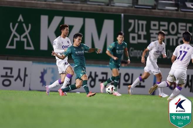 [서울=뉴시스] 프로축구 K리그2 FC안양의 한의권과 김포FC의 안재민. (사진=한국프로축구연맹 제공) *재판매 및 DB 금지