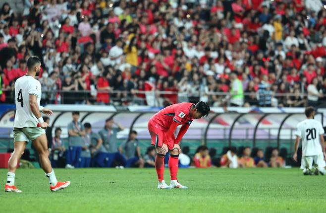 5일 오후 서울월드컵경기장에서 열린 2026 FIFA 북중미 월드컵 3차 예선 대한민국 대 팔레스타인의 경기. 0 대 0으로 경기를 마친 후 손흥민이 아쉬워 하고 있다. 연합뉴스