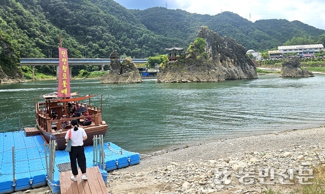 디지털 관광주민증을 발급받으면 도담삼봉을 둘러보는 황포돛배를 반값에 탈 수 있다.