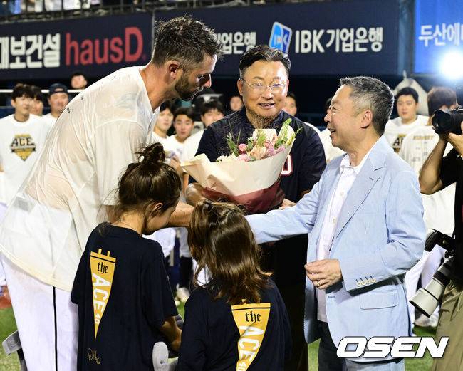 [OSEN=잠실, 지형준 기자]두산이 은퇴식을 맞이한 ‘니느님’ 더스틴 니퍼트와 함께 귀중한 승리를 쟁취했다.&nbsp;프로야구 두산 베어스는 14일 서울 잠실구장에서 열린 2024 신한 SOL뱅크 KBO리그 KT 위즈와의 시즌 마지막 맞대결(16차전)에서 2-1로 승리했다.&nbsp;5위 두산은 홈경기 5연패에서 탈출하며 4위 KT를 0.5경기 차이로 맹추격했다. 시즌 66승 2무 66패. 아울러 올 시즌 KT전을 12승 4패 압도적 우위로 마쳤다. 반면 최근 4연승이 좌절된 KT는 67승 2무 66패가 됐다.&nbsp;경기를 마치고 니퍼트 은퇴식에서 박정원 구단주가 니퍼트에게 꽃다발을 건네고 있다. 2024.09.14 / jpnews@osen.co.kr