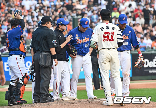 [OSEN=부산, 이석우 기자] 15일 부산 사직야구장에서 2024 신한 SOL 뱅크 KBO 리그 롯데 자이언츠와 한화 이글스의 경기가 열렸다. 홈팀 롯데는 윌커슨이 선발 출전하고 한화는 와이스가 선발 출전했다.롯데 자이언츠 윤동희가 7회말 무사 만루 자신의 타구에 맞은 한화 이글스 한승혁에게 달려가고 있다. 2024.09.15 / foto0307@osen.co.kr