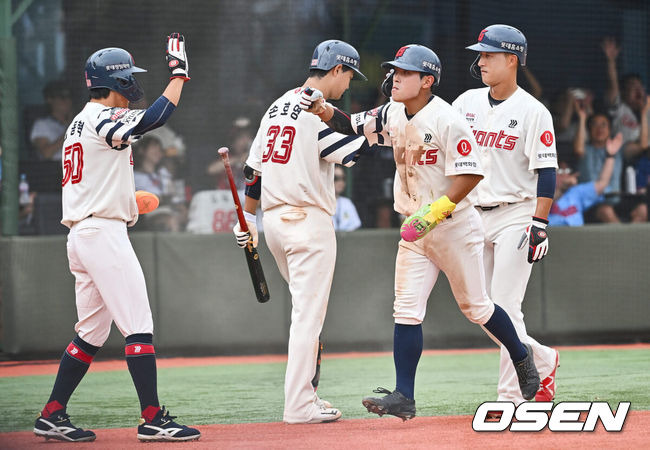 [OSEN=부산, 이석우 기자] 15일 부산 사직야구장에서 2024 신한 SOL 뱅크 KBO 리그 롯데 자이언츠와 한화 이글스의 경기가 열렸다. 홈팀 롯데는 윌커슨이 선발 출전하고 한화는 와이스가 선발 출전했다.롯데 자이언츠 황성빈과 주자들이 4회말 1사 만루 고승민의 우익수 오른쪽 싹쓸이 3타점 3루타 때 득점을 올리고 기쁨을 나누고 있다. 2024.09.15 / foto0307@osen.co.kr