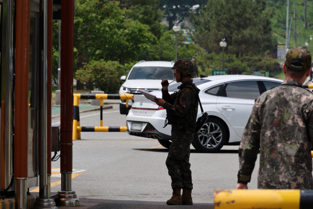 ▲21일 오전 세종에 위치한 육군 제32보병사단 정문 모습. 이날 육군 제32보병사단 신병교육대에서 훈련 도중 수류탄이 터져 훈련병 1명이 숨지고, 부사관 1명이 중상을 입었다. ⓒ연합뉴스