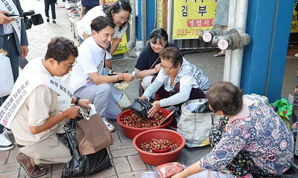 김진태 강원지사가 14일 강원지역 전통시장에서 장을 보고 있다. 강원도 제공