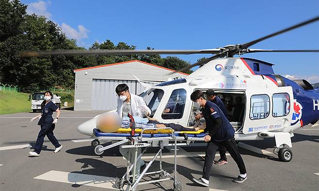 충남 천안시 신부동 단국대병원 헬기장에 착륙한 충남닥터헬기에서 김용오 교수팀이 급성 심근경색환자를 응급실로 이송하고 있다.