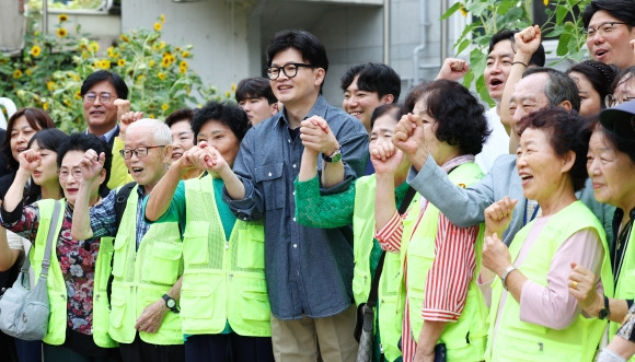 기념촬영하는 한동훈 대표 - 한동훈 국민의힘 대표가 13일 서울 관악구 상록지역아동복지종합타운을 방문해 결식 아동들에게 전달될 추석 선물 포장에 앞서 기념촬영하고 있다. 2024.09.13. 뉴시스