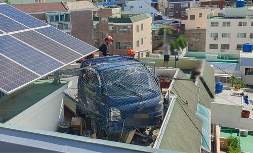 14일 부산 사하구 당리동에서 트럭이 빌라 옥상에 추락한 사고 현장. 사진 제공=부산경찰청