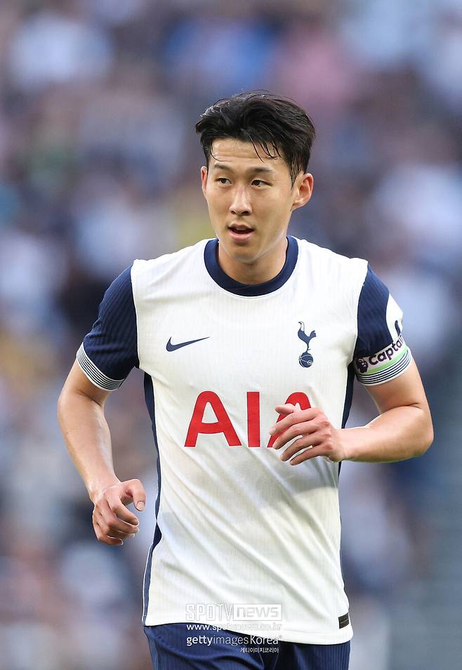 ▲ 아스널 스쿼드는 완벽하지 않다. 핵심 선수 데클랑 라이스가 직전 경기 퇴장으로 뛸 수 없고, 마틴 외데고르가 A매치 기간 중 부상을 당했다. 이런 상황에도 프티는 아스널에 합류할 수 있는 자격을 갖춘 토트넘 선수는 손흥민밖에 없다고 주장했다. '토크스포츠'에 따르면, 아스널과 토트넘의 통합 베스트 11을 선정하는 과정에서 진행자가 토트넘의 중앙 수비수 미키 판 더 벤을 아스널의 가브리엘 마갈량이스 대신 선택하자 프티는 강력히 반대했다. 그러나 손흥민이 가브리엘 마르티넬리 대신 포함된 것에 대해서는 동의하는 입장이었다. 그러나 "외데고르와 라이스가 없어도 아스널은 강하다. 난 아스널 선수들을 선택할 것이다. 북런던더비에서는 아스널이 이길 거라고 본다"라며 친정 팀 승리에 손을 들었다