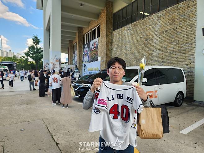 팬 사인회에 참가한 두산과 니퍼트의 팬 김민성씨. /사진=안호근 기자