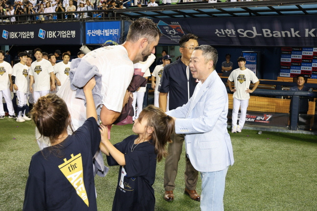 박정원 두산 베어스 구단주(오른쪽)가 은퇴식이 종료된 뒤 그라운드로 내려와 니퍼트와 인사를 나누고 있다. /사진=두산 베어스 제공