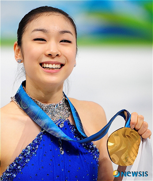 김연아가 2010 밴쿠버 동계올림픽에서 금메달을 따낸 뒤 웃고 있다. /사진=뉴시스