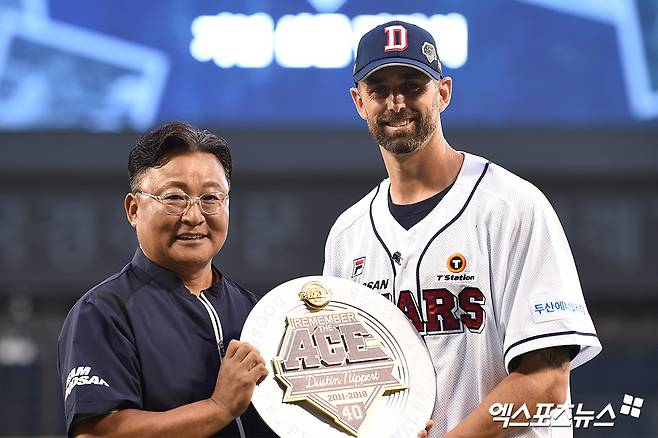 더스틴 니퍼트(오른쪽)가 14일 서울 잠실야구장에서 열린 2024 신한 SOL Bank KBO리그 두산 베어스와 KT 위즈와의 팀 간 16차전에서 KBO리그 역대 외국인 선수로는 최초로 은퇴식을 진행했다. 사진 고아라 기자