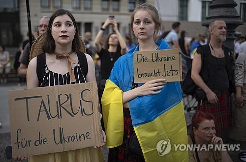 타우루스 지원 요구 시위 [AP=연합뉴스 자료사진]