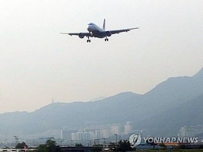 김해공항 비행기 착륙 비행기가 김해시 신어산 방향에서 김해공항으로 착륙하는 모습 [촬영 조정호]