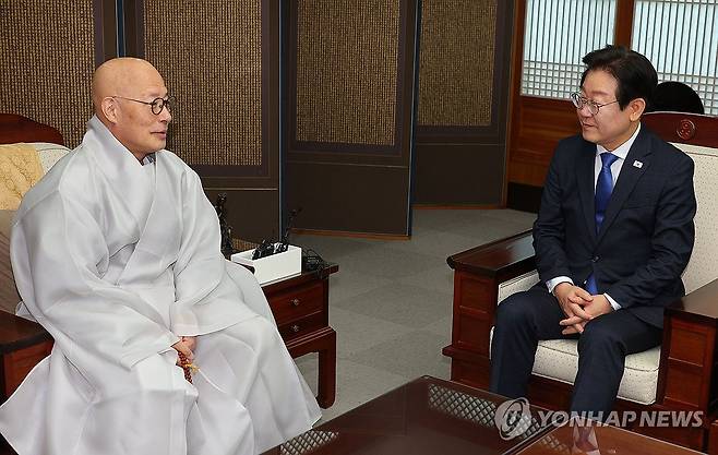 진우스님 예방한 이재명 대표 (서울=연합뉴스) 한종찬 기자 = 더불어민주당 이재명 대표가 15일 오전 서울 종로구 한국불교역사문화기념관에서 조계종 총무원장인 진우스님을 예방해 대화하고 있다. 2024.9.15 saba@yna.co.kr