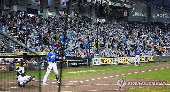 비가 와도 힘찬 응원 (대전=연합뉴스) 김준범 기자 = 11일 대전 한화생명이글스파크에서 열린 프로야구 삼성 라이온즈와 한화 이글스의 경기. 1회초 비가 내리는 상황에서도 관중들이 힘차게 응원하고 있다. 2024.9.11 psykims@yna.co.kr