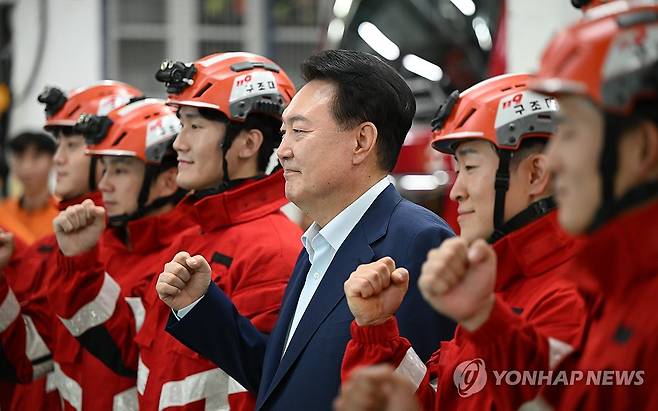 윤석열 대통령, 추석 연휴 강서소방서 격려 방문 (서울=연합뉴스) 진성철 기자 = 윤석열 대통령이 추석 연휴인 15일 서울 강서소방서를 방문해 근무 중인 소방관들을 격려한 뒤 함께 기념 촬영을 하고 있다.  2024.9.15  [대통령실 제공. 재판매 및 DB 금지] zjin@yna.co.kr