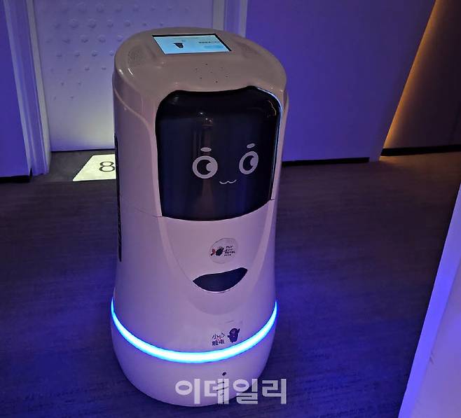 중국 항저우에 있는 알리바바 플라이주(FlyZoo)호텔 객실로 물을 배달하러 온 로봇. (사진=경계영 기자)
