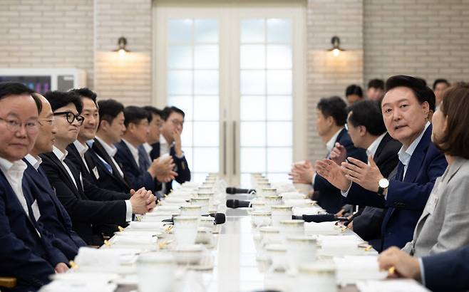 윤석열 대통령이 24일 서울 용산 대통령실 파인그라스에서 국민의힘 한동훈 신임 당대표, 추경호 원내대표 등의 신임 당 지도부와 당 대표 선거 출마자들을 초청해 만찬을 하고 있다.(사진=뉴시스)