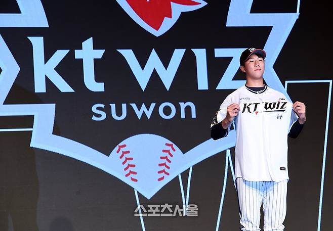 서울고 투수 김동현이 11일 서울 송파구 롯데호텔 월드 크리스탈 볼룸에서 열린 ‘2025 KBO 신인 드래프트’에서 전체 9순위로 KT에 지명된 뒤 취재진을 향해 포즈를 취하고 있다. 2024. 9. 11.  박진업 기자 upandup@sportsseoul.com