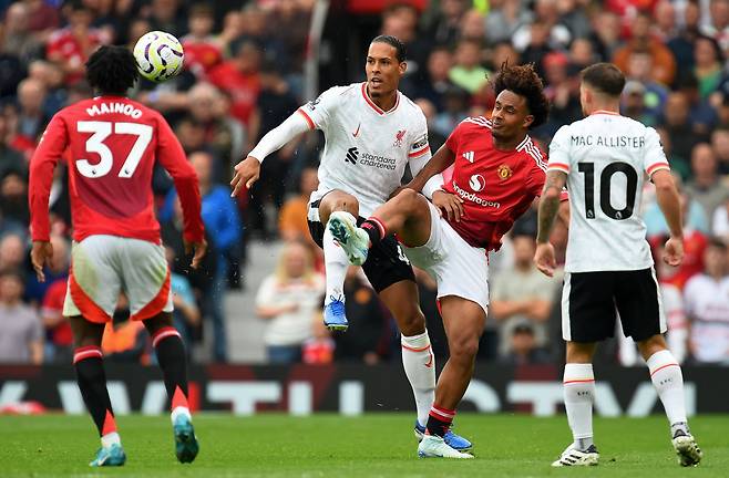 epa11577975 Virgil van Dijk of Liverpool (CL) and Joshua Zirkzee of Manchester United (CR) in action during the English Premier League soccer match of Manchester United against Liverpool FC, in Manchester, Britain, 01 September 2024.  EPA/PETER POWELL EDITORIAL USE ONLY. No use with unauthorized audio, video, data, fixture lists, club/league logos, 'live' services or NFTs. Online in-match use limited to 120 images, no video emulation. No use in betting, games or single club/league/player publications.







<저작권자(c) 연합뉴스, 무단 전재-재배포, AI 학습 및 활용 금지>