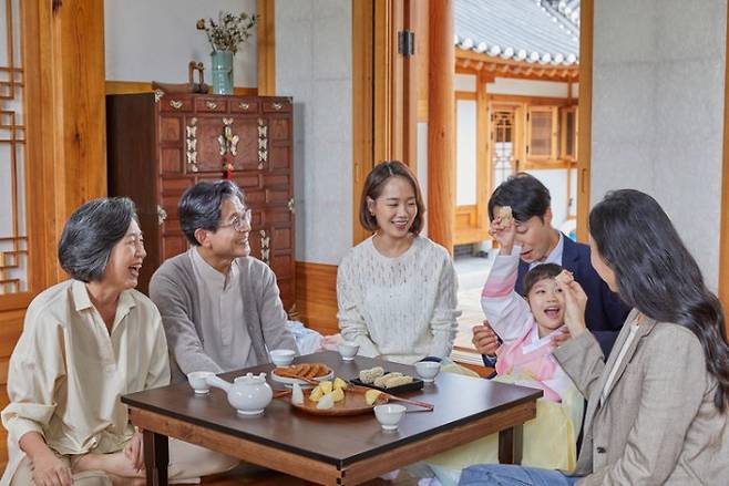 명절 가족들이 모여 즐거운 시간을 보내고 있다. 게티이미지뱅크