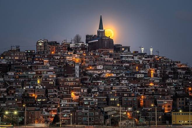 달동네에 뜬 보름달. 제29회 한국천문연구원 천체사진공모전 수상작 © 서영균