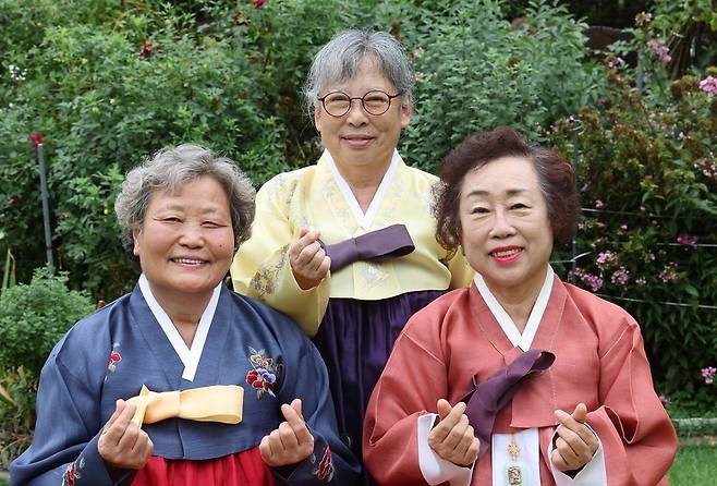 경기도 여주시 금사면 주록리 ‘노루목향기’라 이름을 붙인 집에서 일흔두살 동갑내기 세 할머니가 함께 살고 있다. 추석 연휴를 하루 앞둔 13일 오전 이혜옥(왼쪽부터), 심재식, 이경옥 할머니가 한복을 곱게 입은 뒤 카메라를 향해 밝게 웃고 있다. 백소아 기자 thanks@hani.co.kr